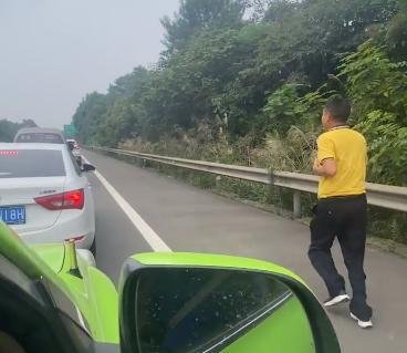 成雅高速上，男子下车休息被遗忘追车，造成此悲剧的原因是什么？