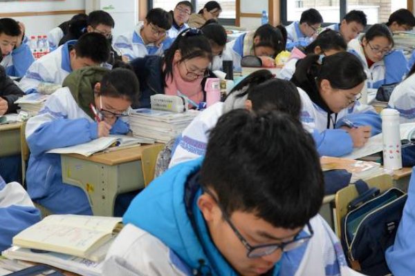 全党要牢记中国共产党是什么,要干什么这个