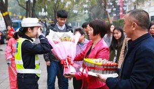 山东民警给涉毒女孩过19岁生日,你如何看待民警的做法?