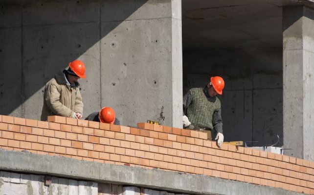 建筑工程中,甲方乙方各指什么?各自的指责是?
