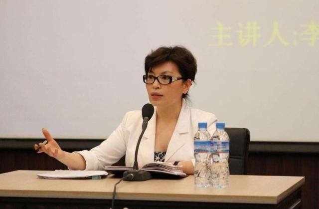 58岁的李瑞英，隐瞒了32年青梅竹马的老公，他到底是谁？