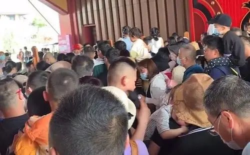 “人挤人”式游玩,湖北一景区大量游客要求退票,游客的要求是否合理?