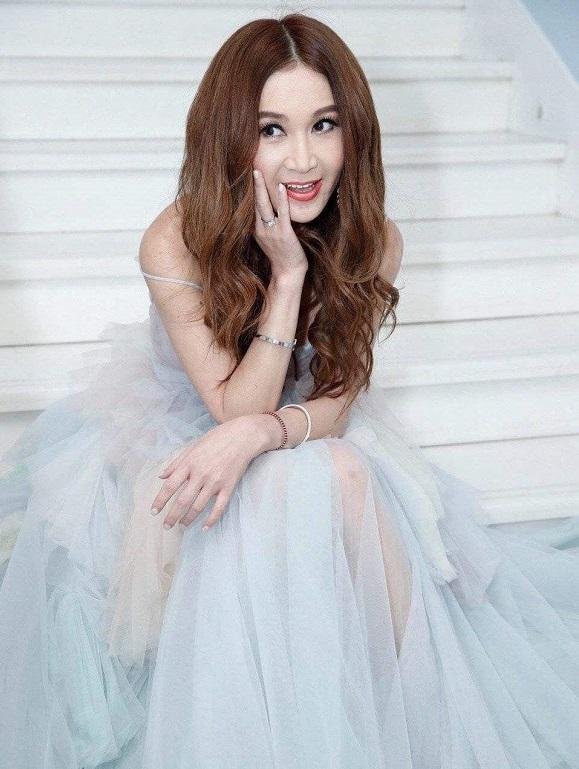 温碧霞四川吃火锅被偶遇,穿短裤美腿吸睛,她的现状如何?