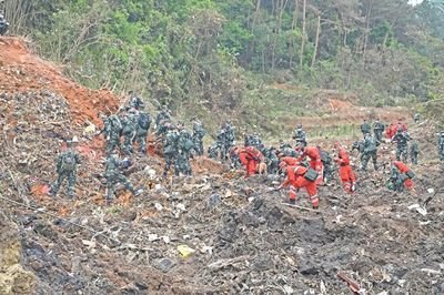 东航撞击点附近经反复探测，确定已无生命迹象，现场搜寻到了哪些关键证物？