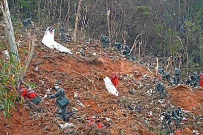 东航撞击点附近经反复探测，确定已无生命迹象，现场搜寻到了哪些关键证物？