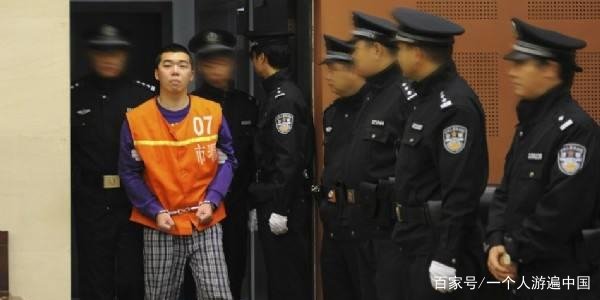 南京“富二代杀妻案”:砍妻60多刀未判死刑,入狱后连伤五人,后来怎样?