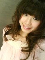 爱情公寓里一个齐刘海酒吧服务员演员是谁？就是第二季第七集里和一个盲人演戏的