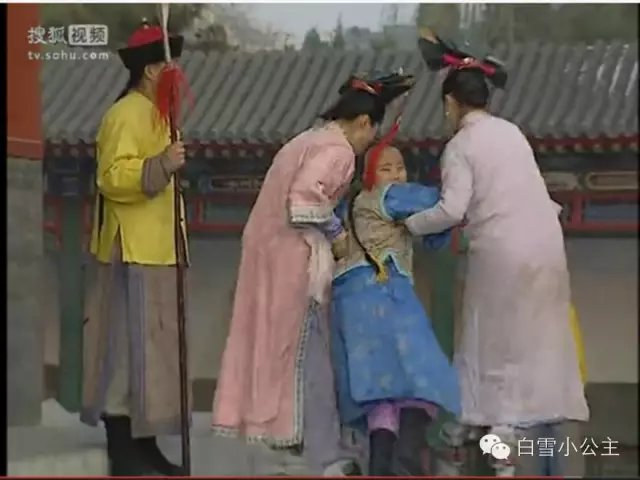 《还珠格格》第二部中,为什么紫薇要救皇后和容嬷嬷?