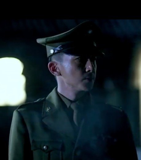 《一代枭雄》第三十六集中的典狱长是谁扮演的？谁最先给好评。