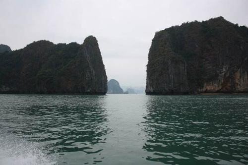 天门中断楚江开，碧水东流至此回的意思是什么？