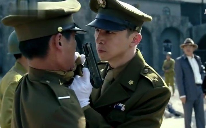 《一代枭雄》第三十六集中的典狱长是谁扮演的？谁最先给好评。