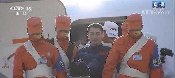 叶光富紧紧拥抱妻子 满眼眷恋 这是咋情况？