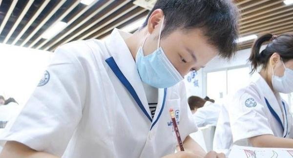 学美甲美睫纹绣多少钱
