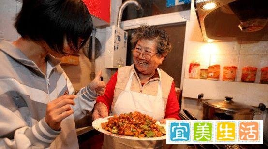 告诉大家：吃一口等于30袋盐，医生：若你爱吃，骨头越来越脆，尽量少吃