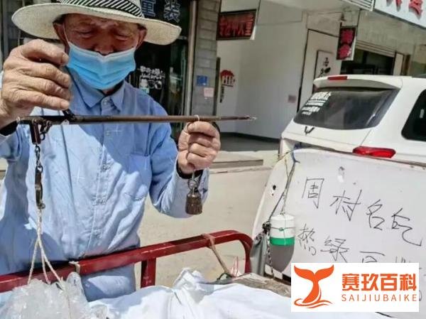 淄博绿豆糕大爷出车祸了！疑遭粉丝围堵逼停致翻车，儿子替父出摊