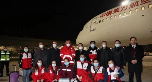 意大利挂起了中国国旗，唱起了中国国歌