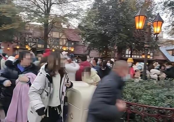 凌晨3点不到在迪士尼乐园排队，为买川沙六宝疯狂，背后为了什么