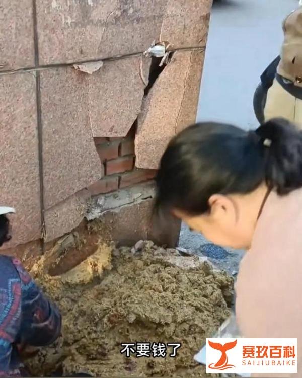 淄博绿豆糕大爷出车祸了!疑遭粉丝围堵逼停致翻车,儿子替父出摊