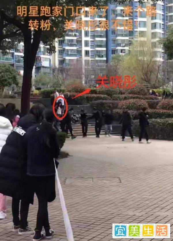 24岁关晓彤拍戏封闭小区道路，遭业主抱怨，网友：替剧组背锅