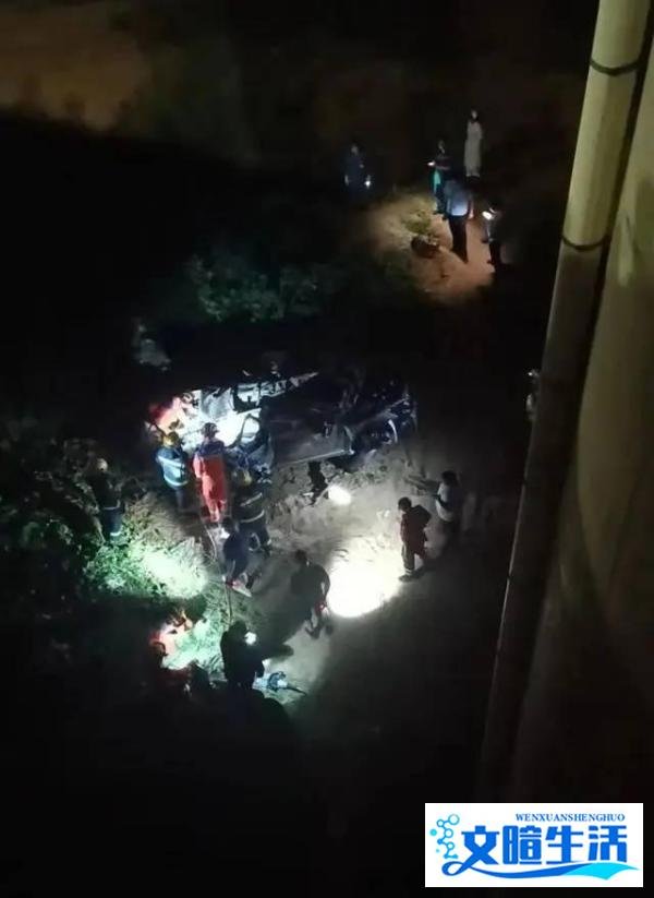 河南郑州暴雨，一辆轿车飞下高架桥