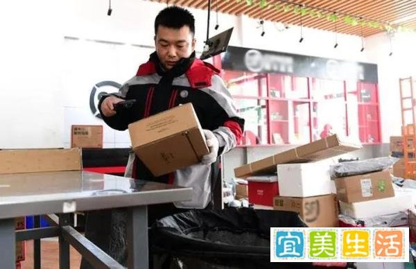 快递员称包裹上门送件加钱引争议，网友炸裂
