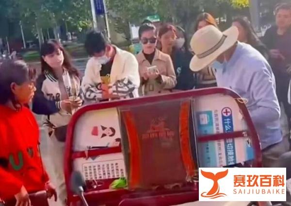 淄博绿豆糕大爷出车祸了!疑遭粉丝围堵逼停致翻车,儿子替父出摊