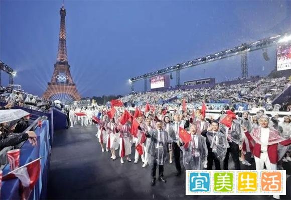 花2万参加雨中的巴黎奥运开幕式，这样的选择到底值不值呢？