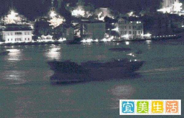 俄罗斯军舰黑海出手，对赴乌克兰货船开火警告并登船检查