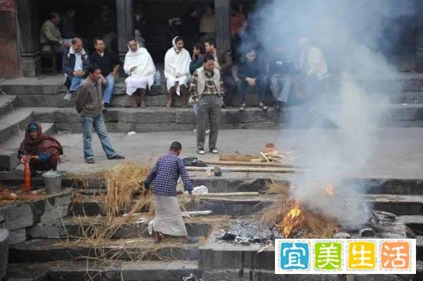 尼泊尔露天“烧尸”, 孩子不介意，烟雾中玩耍