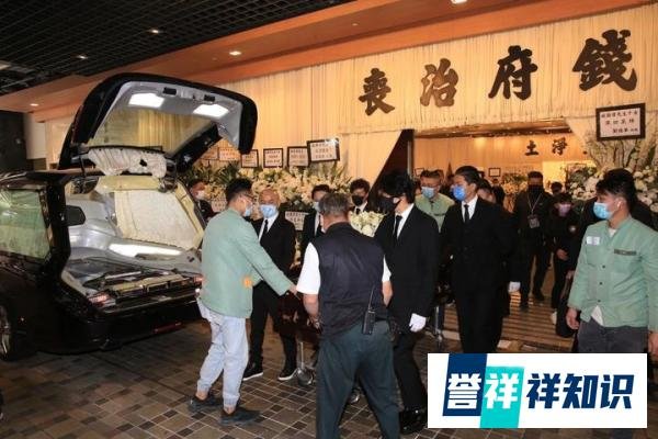 TVB金牌监制出殡，郑伊健张卫健扶灵，2岁女儿未知父亲离世...