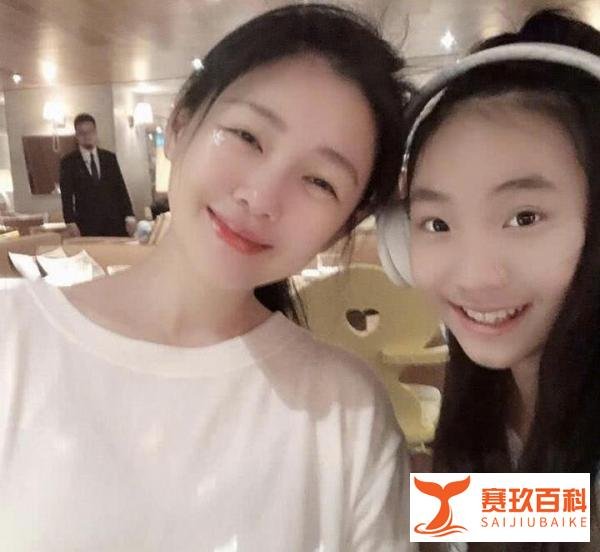 小S一家为姐庆生，12岁高级脸女儿抢镜，43岁大S马尾配白T太少女