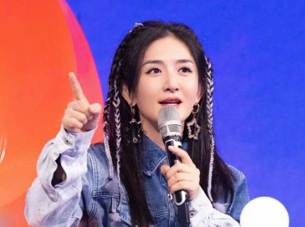 谢娜一家外出用餐，二胎孕肚首曝光，她现在的身材如何？