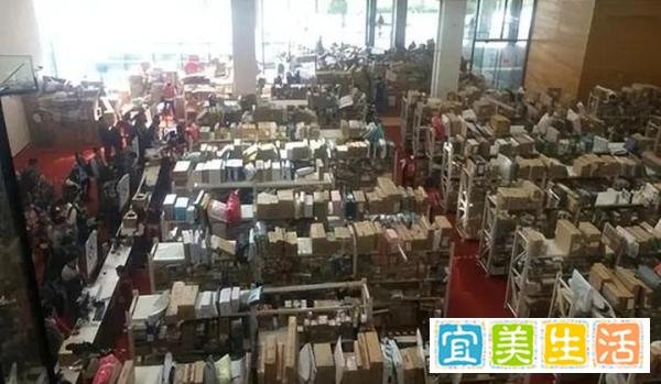 快递员称包裹上门送件加钱引争议，网友炸裂