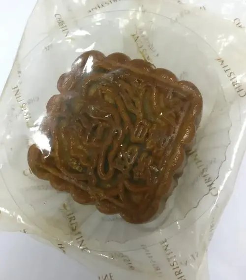 湖北一女子称良品铺子月饼中吃出塑料，该得到怎样的赔偿呢？
