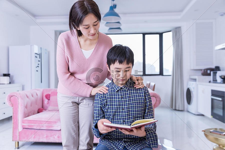 陪读妈妈如何引导儿子