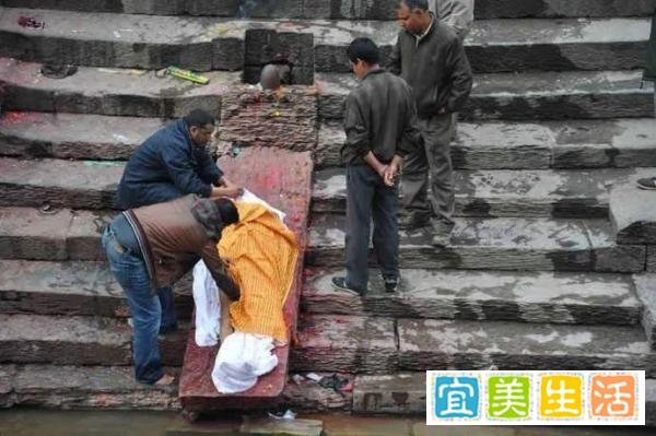 尼泊尔露天“烧尸”, 孩子不介意，烟雾中玩耍