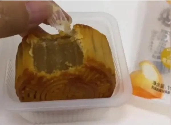 湖北一女子称良品铺子月饼中吃出塑料，该得到怎样的赔偿呢？