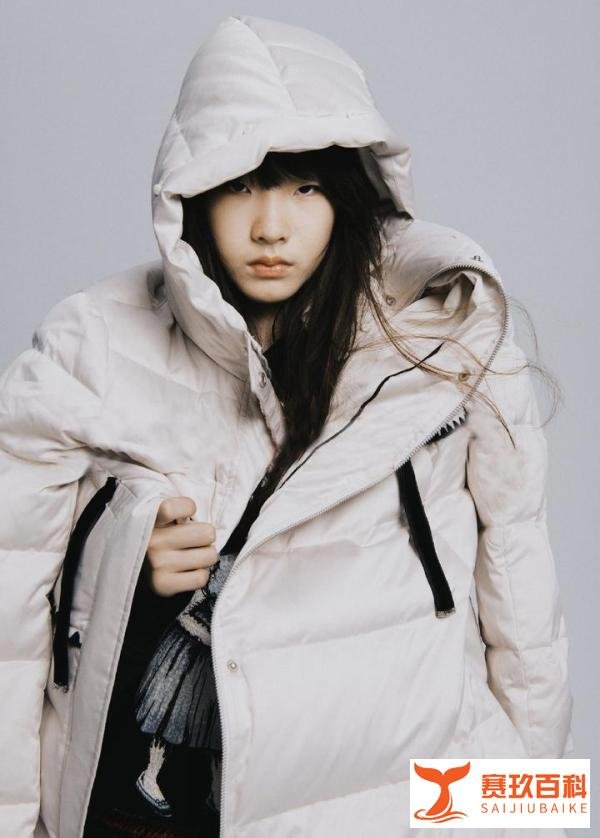 小S一家为姐庆生，12岁高级脸女儿抢镜，43岁大S马尾配白T太少女