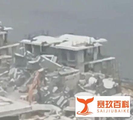 昆明拆除滇池环湖别墅群：几十台挖机拆楼！1700多人连夜种树