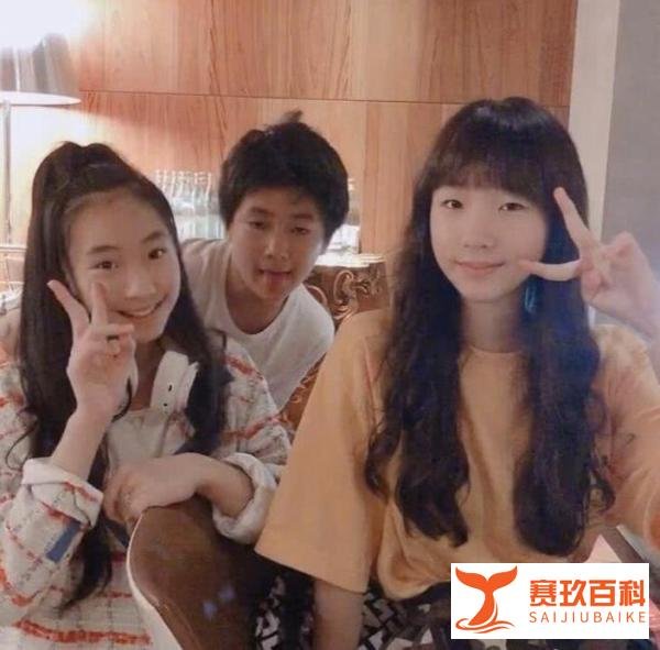小S一家为姐庆生，12岁高级脸女儿抢镜，43岁大S马尾配白T太少女