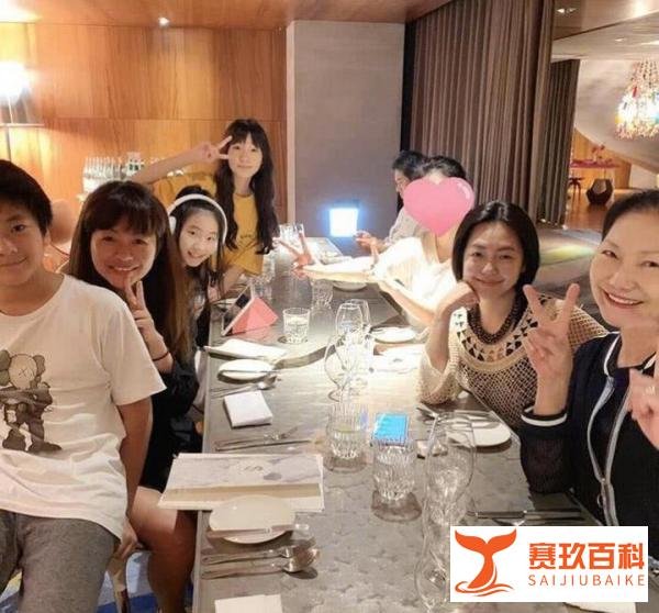 小S一家为姐庆生，12岁高级脸女儿抢镜，43岁大S马尾配白T太少女