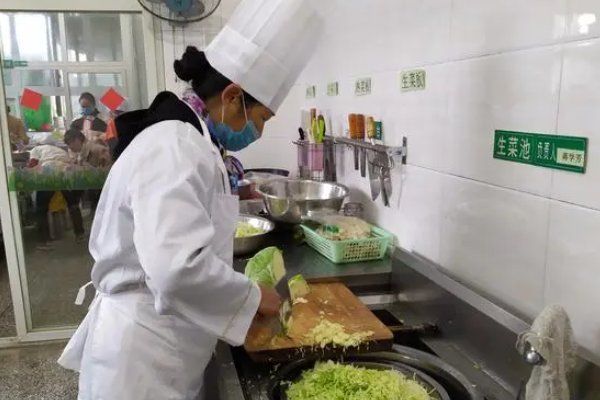 幼儿园食堂帮厨是做什么的？