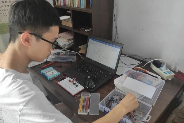 我想学电工，应该报哪个专业好呢？