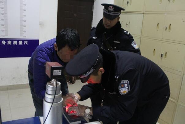 警方通报沐川枪击案详情，嫌犯为何会配枪？是否存在管理失职？
