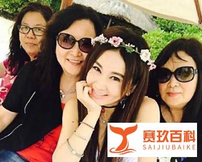 41岁吴尊参加同学会壮硕似小伙，男同学发福挺大肚腩，同框像两辈人