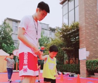 厦门“猛男”幼师走红网络,幼儿园的男教师是否能培养孩子的阳刚之气?