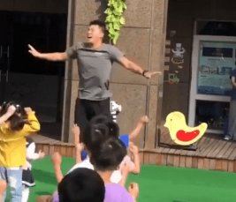厦门“猛男”幼师走红网络,幼儿园的男教师是否能培养孩子的阳刚之气?