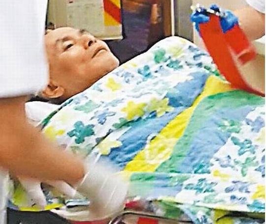 功夫明星刘家辉近照，面容憔悴靠轮椅走动，遭妻儿夺财产后抛弃