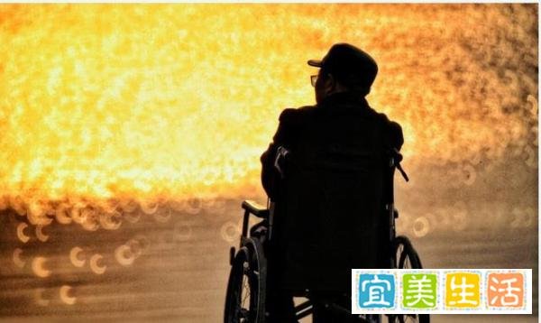 满脸污渍的战士骗母亲自己没有参加抗洪，善意的谎言令人动容