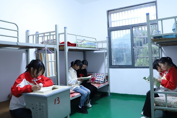全封闭学校学费多少钱